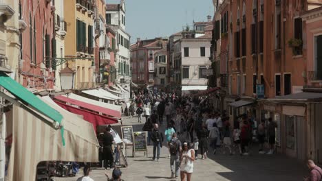 Shoppers-On-The-Busy-Streets-Of-Venice-Historic-Town-In-Italy