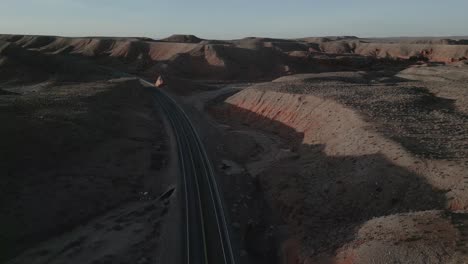 Asphalt-Road-Along-The-Red-Sandstone-Mountains-In-Utah,-USA