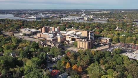 Imágenes-Aéreas-De-Drones-De-Hospitales-De-Green-Bay,-Wisconsin-Con-Fox-River-Y-Calles-Arboladas