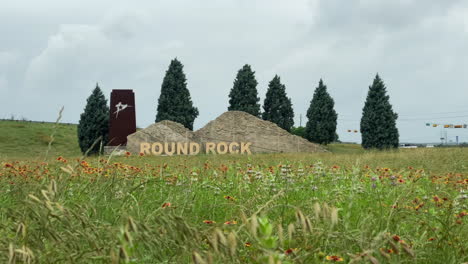 Round-Rock,-Texas-sign-near-I-35-with-wildflowers-in-the-foreground