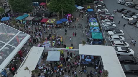 Multitud-De-Personas-Con-Tiendas-De-Campaña-En-La-Calle-En-El-Evento-De-La-Ciudad-Justa-En-El-Centro-De-Atlanta,-Georgia,-Estados-Unidos