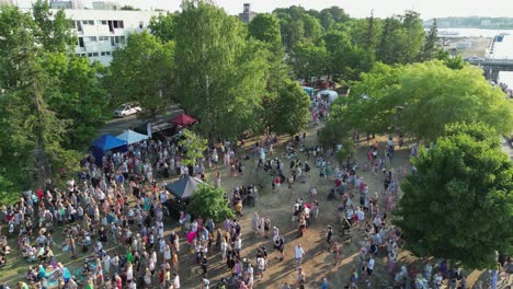 Paso-Elevado-Bajo-Del-Festival-De-Verano-Junto-Al-Río-Parnu-Suvi,-Los-Celebrantes-Se-Reúnen