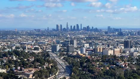 Skyline-Von-Los-Angeles,-Kalifornien---Luftaufnahme-Im-Zeitraffer-Bei-Tageslicht