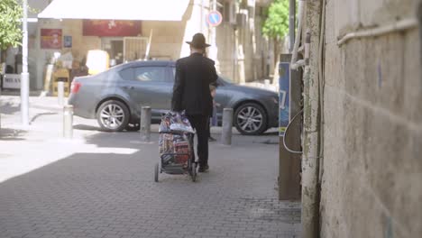 Hombres-Judíos-Caminando-En-Israel-Con-Bolsas-Y-Hablando-Por-Teléfono.