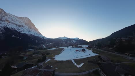 Esquiadores-En-Las-Laderas-Del-Complejo-Con-Altos-Picos-De-Los-Alpes-Suizos-Al-Fondo