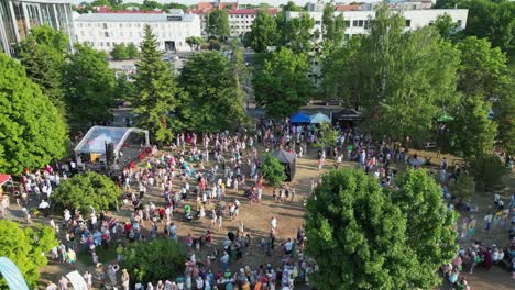Luftaufnahme:-Menschen-Genießen-Sonnigen-Tag-Beim-Pärnu-Suvi-Sommerfest