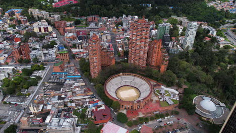 Drone-Tilting-Toward-The-Plaza-De-Toros-De-Santamaría-Bullring-In-Bogota,-Colombia