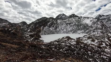 Santuario-De-Montaña:-Las-Aguas-Cristalinas-Del-Lago-Gosainkunda-Con-Un-Telón-De-Fondo-De-Impresionantes-Picos-Altos.