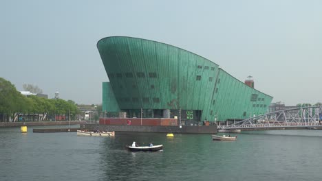 Blick-Auf-Das-Wissenschaftsmuseum-Nemo-An-Einem-Bewölkten-Tag