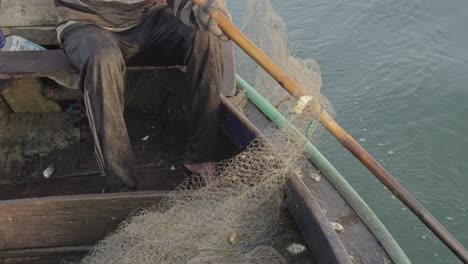 Hábiles-Pescadores-De-Muncar,-La-Técnica-Tradicional-Transmitida-De-Generación-En-Generación-Consiste-En-Verter-Las-Redes-En-El-Mar-Utilizando-Una-Bomba,-Asegurando-Que-Todas-Las-Redes-Se-Lancen-De-Manera-Efectiva.