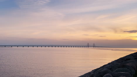 Goldene-Stunde:-Blick-Auf-Die-Öresundbrücke-Bei-Sonnenuntergang-In-Malmö,-Schweden