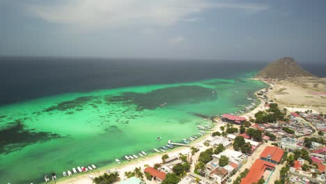 Puerto-De-Gran-Roque,-Los-Roques,-Venezuela-Con-Barcos-Y-Agua-Clara,-Vista-Aérea