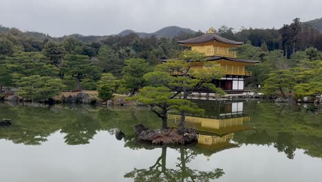 Entorno-Natural-Pintoresco-Con-Reflejos-Espejados-En-El-Templo-Kinkaku-ji-En-Kioto,-Japón