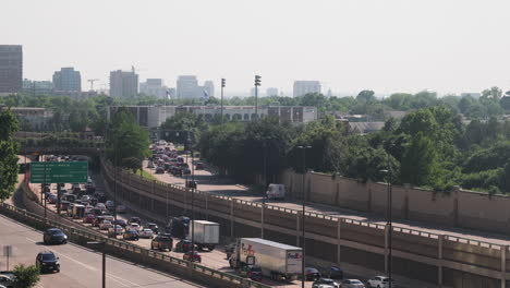 Nachmittagsverkehr-In-Dallas,-Texas-Auf-Dem-Central-Expressway