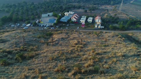 La-Cámara-Del-Dron-Se-Mueve-Hacia-Arriba-Y-Se-Ve-Una-Gran-Trama-De-Fiesta