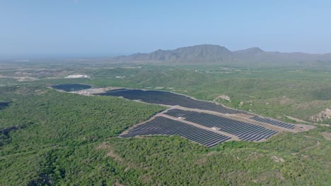 Solarpanel-Park-In-Der-Tropischen-Mangrovenlandschaft-Der-Dominikanischen-Republik