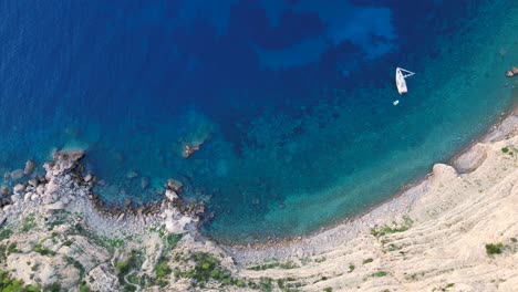 Segelboot-Ibiza-Klippe-Am-Meer-Sonnt-Sich-Im-Warmen-Schein-Des-Sonnenuntergangs