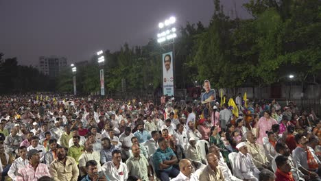 Große-Menschenmenge-Von-Indern,-Die-Am-Wahlkampf-Der-Lok-Sabha-Von-Uddhav-Thackeray-Und-Sharad-Pawar-Auf-Dem-College-Gelände-In-Warje-Teilnehmen