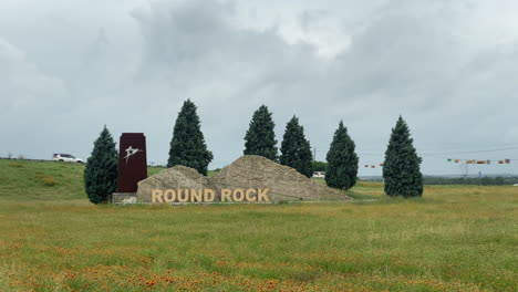 Niedriger-Winkel-Des-Willkommensschilds-Von-Round-Rock,-Texas-An-Der-I-35