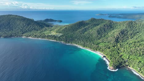 Campamento-Militar-Que-Estropea-La-Belleza-Natural,-Pulau-Weh,-Indonesia,-Aéreo.