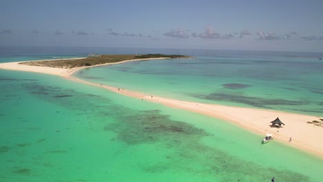 Un-Sereno-Paso-De-Arena-En-Cayo-De-Agua,-Aguas-Cristalinas-De-Color-Turquesa-Con-Algunos-Visitantes,-Vista-Aérea