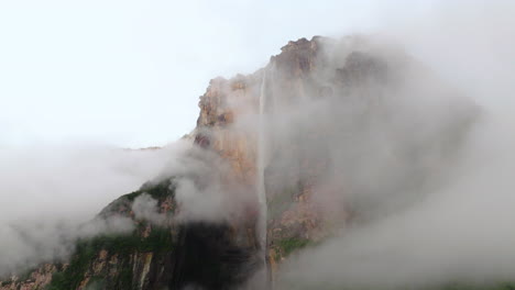 Las-Nubes-De-La-Mañana-Revelan-El-Salto-Del-Ángel-Sobre-Montañas-Escarpadas-En-El-Estado-Bolívar,-Sureste-De-Venezuela.