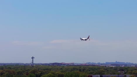 Una-Vista-Aérea-De-Un-Avión-Comercial-Que-Llega-Para-Aterrizar-En-Un-Día-Soleado-En-Long-Island,-Nueva-York.