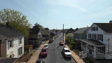 Amerikanische-Nachbarschaft-Mit-Parkenden-Autos-Auf-Der-Straße-An-Einem-Sonnigen-Tag