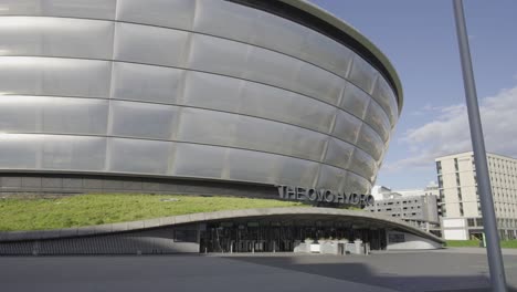 Ovo-Hydro-Vordergrund,-Stadtgebäude-Hintergrund,-Spur-Von-Links-Nach-Rechts