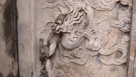 Drachenrelief-In-Eine-Wand-In-Hanoi,-Der-Hauptstadt-Vietnams-In-Südostasien,-Geschnitzt