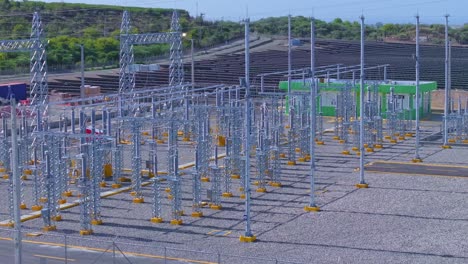 Plataforma-Rodante-Aérea-Con-Paneles-Solares,-Distribución-De-Energía-Y-Convertidor-En-La-Planta-De-Energía.