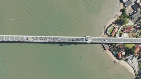 Atemberaubende-Luftaufnahme-Der-Ikonischen-Hercilio-Luz-Brücke,-Die-Die-Insel-Florianopolis-Mit-Dem-Festland-Verbindet