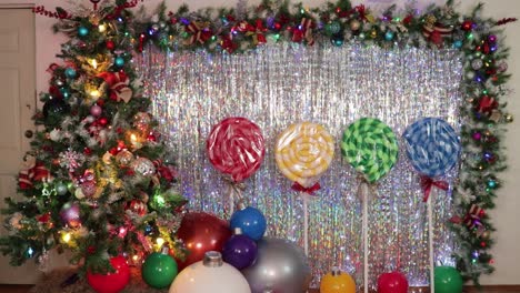 Decoraciones-Temáticas-Navideñas-En-Una-Sala-De-Estudio-Lista-Para-Sesión-De-Fotos.