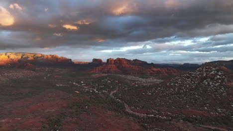 Cielo-Nublado-Sobre-Una-Carretera-Rural-Con-Rocas-Rojas-En-El-Fondo-En-Sedona,-Arizona,-Estados-Unidos