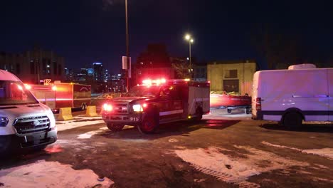 Ambulancia-Y-Camión-De-Bomberos-Con-Luces-Intermitentes-Marcha-Atrás-En-El-Sitio