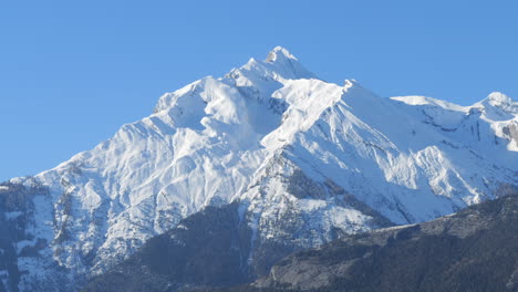 Montañas-De-Roca-Nevada-Contra-El-Cielo-Azul.-Tiro-Estático