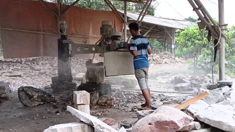 Workers-cut-the-big-stone-with-machine_slow-motion