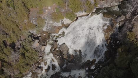 Toma-Aérea-De-La-Cascada-De-Owen-Sound-En-Ontario,-Exuberante-Entorno-Forestal-A-La-Luz-Del-Día