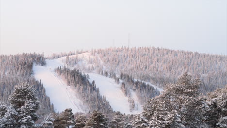 Toma-Estática-De-Una-Pista-De-Esquí-Y-Snowboard-En-Arvidsjaur,-Laponia,-Suecia