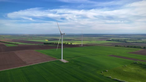 Drohnenansicht-Von-Windkraftanlagen-Aus-Rusty-Iasi-Rumänien,-Gefilmt-Bei-Tageslicht