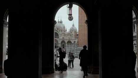 Menschen,-Die-Den-Berühmten-Markusplatz-In-Venedig,-Italien-Besuchen