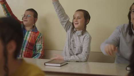 Niños-Judíos-Jasídicos-Aprendiendo-En-Clase.-Hablando