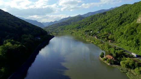 4K-Filmmaterial-Aus-Der-Luft-Mit-Drohnen,-Das-über-Einen-Wunderschönen-Fluss-In-Einem-Tal-Auf-Der-Rumänischen-Karpatenseite-Fliegt