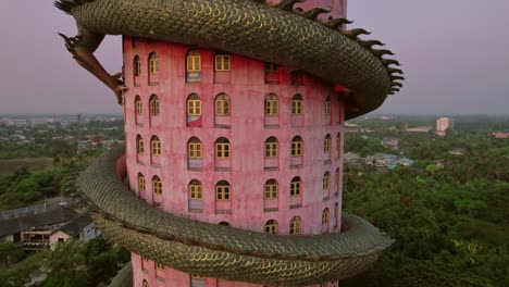 Drachentempel-Wat-Sam-Phran,-Rotierende-Drohnenansicht-Aus-Nächster-Nähe-Bei-Sonnenuntergang