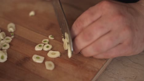 Mujer-Cortando-Verduras,-Preparando-Ingredientes-Alimentarios,-Cocinando