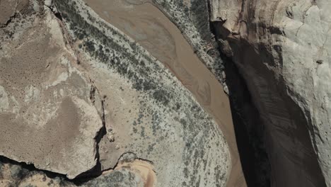 Draufsicht-Des-Flusses-Entlang-Des-Canyons-In-Utah,-USA