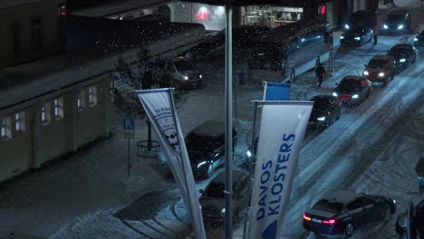 Toma-Nocturna-Que-Muestra-La-Carretera-Principal-Fuera-De-La-Estación-De-Tren-De-Davos-Durante-El-Foro-Económico-Mundial.