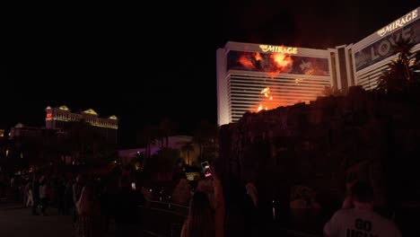 Los-Espectadores-Ven-El-Espectáculo-Del-Volcán-Ardiente-En-El-Mirage-De-Las-Vegas-Strip,-Con-Llamas-Vibrantes-Iluminando-La-Noche.