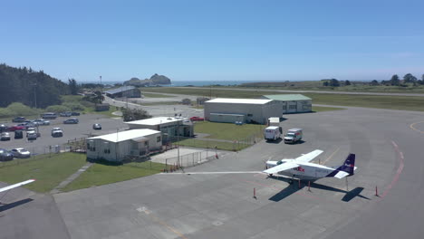 Pequeño-Avión-De-Fedex-En-El-Aeropuerto-Regional-Del-Condado-Del-Norte-En-Crescent-City