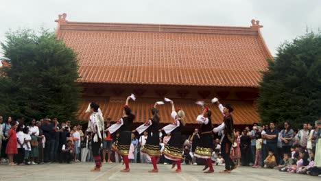 Bailarines-Con-Multitud-En-El-Festival-De-Año-Nuevo-En-El-Templo-Nan-Tien,-Wollongong.